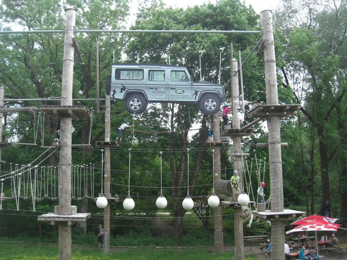 Klettern mit dem Defender / 10 Meter hohe Kletterwand im Land Rover Design (BILD)