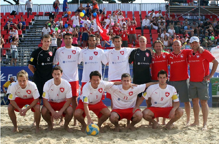 GE Money Bank, Hauptsponsor der Schweizer Beach Soccer Nationalmannschaft, gratuliert dem Team zum fantastischen 2. Platz des Euro Cup in Rom und ist begeistert vom Erfolg - Das Team unterlag dem starken Gegner Spanien mit 4:6