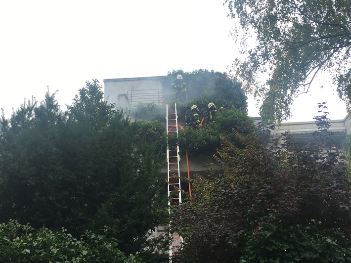 FW-Erkrath: Brand an einer Hausfassade