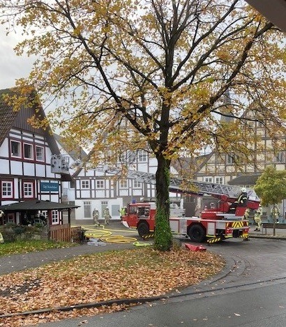 FW Lügde: Feuerwehr Lügde löscht Zimmerbrand
