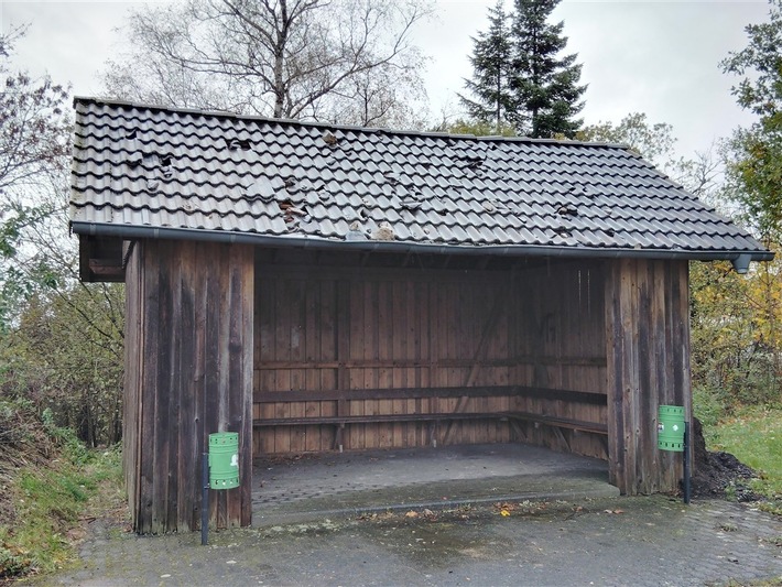 POL-PDNR: Sachbeschädigung an Unterstand