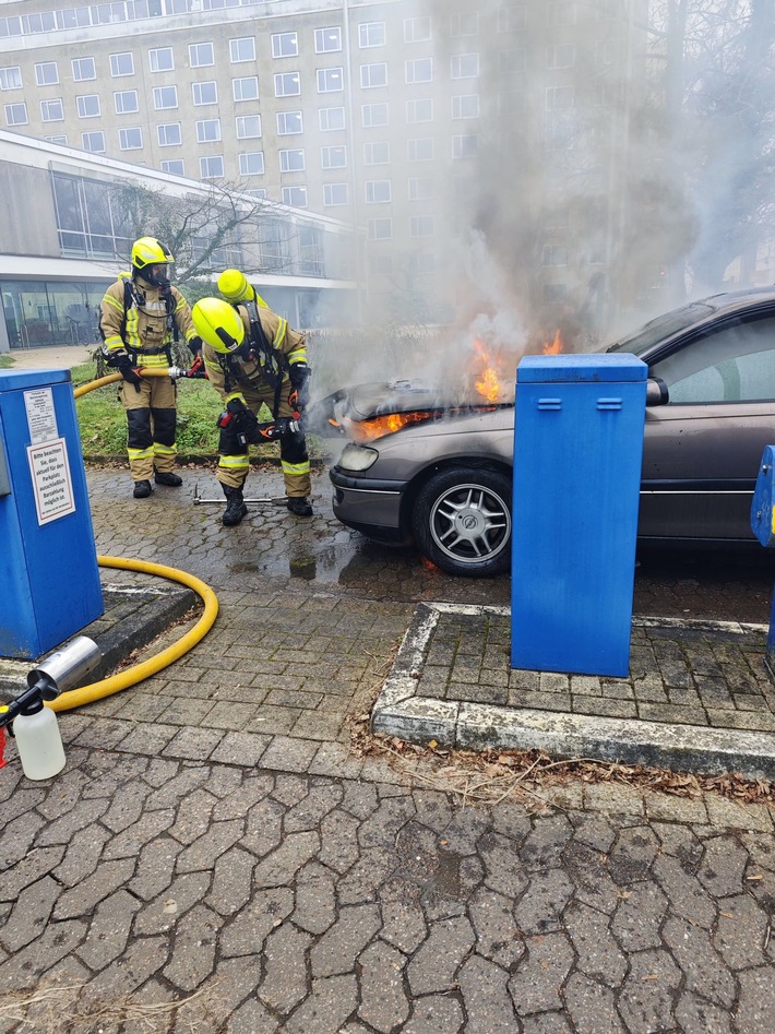 FW-DT: Pkw-Brand in der Leopoldstraße - Opel in Flammen