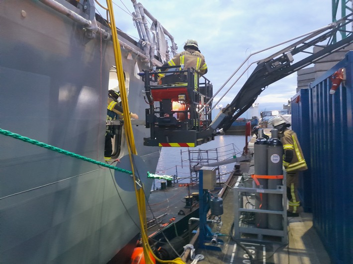 FW Bremerhaven: Arbeiter stürzt auf Schiff