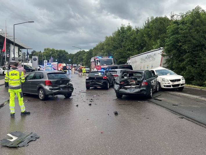 POL-PDTR: Trier Loebstraße LKW fährt in geparkte Fahrzeuge, hoher Sachschaden