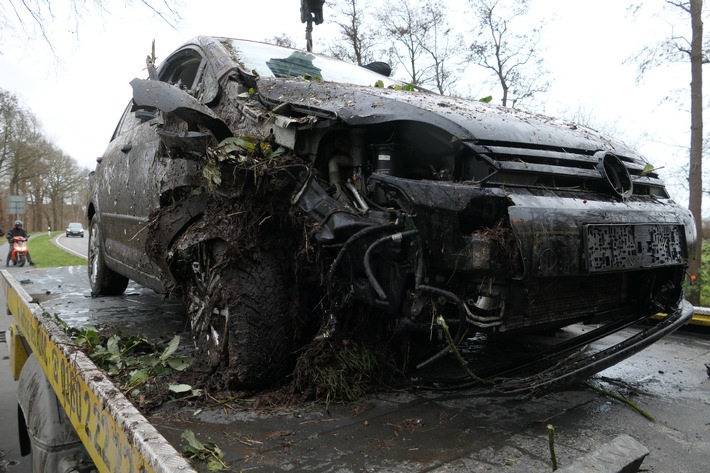 POL-CUX: Starker Seitenwind verursacht Verkehrsunfall auf der B73 im Bereich Neuhaus - Seniorin leicht verletzt (Foto im Anhang)