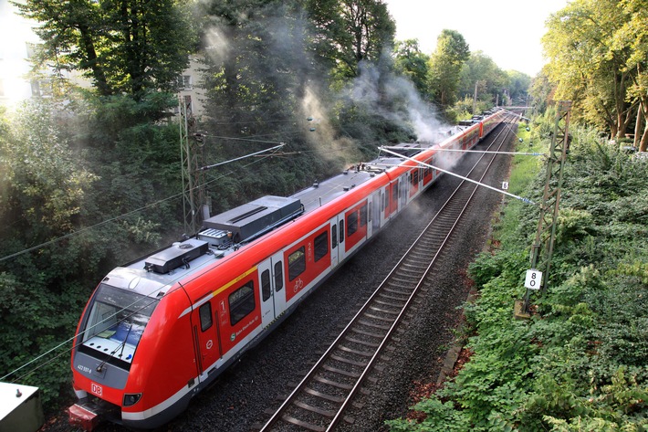 FW-E: S-Bahn brennt kurz vor dem Essener Hauptbahnhof, etwa 50 - 60 Fahrgäste erreichen den Hauptbahnhof zu Fuß, zeitgleich weitere Einsatzlagen im Bahnbereich