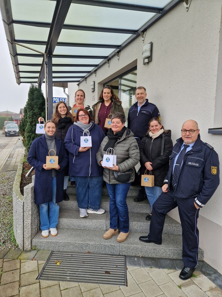 POL-OG: Schwanau - Vorweihnachtliche Geschenke für Kindergärten - Mit guten Nachrichten ins Wochenende