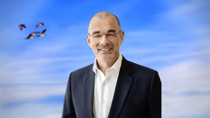 Upcoming Leadership change at Hellmann: With effect from August 2024 the Supervisory Board appoints Jens Drewes as CEO and successor of Reiner Heiken