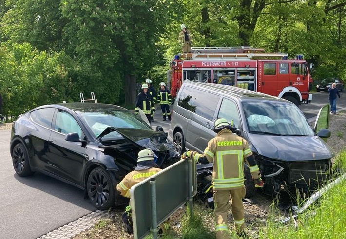 POL-HX: Kollision zwischen zwei Pkw - beide Fahrer verletzt