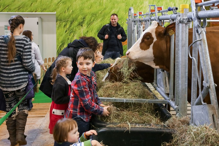 Grüne Woche 2016: Landwirtschaft live erleben - Der ErlebnisBauernhof zeigt anschaulich, wie moderne Landwirtschaft im Stall und auf dem Acker funktioniert