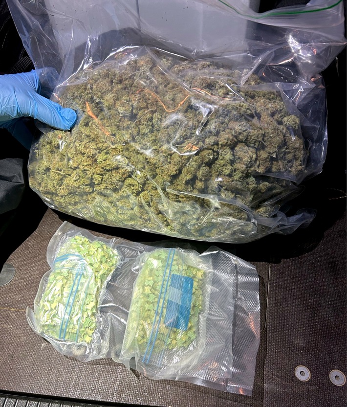 HZA-MD: Drogentransport auf der A 2 endet nach Verfolgungsjagd mit Totalschaden / Hauptzollamt Magdeburg verhindert Schmuggel von Marihuana und Ecstasy