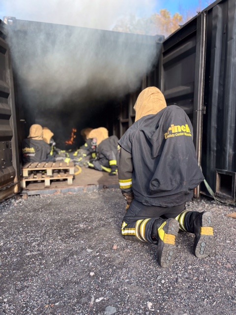 FW-AR: Atemschutzgeräteträger trainieren in Feuer-Container