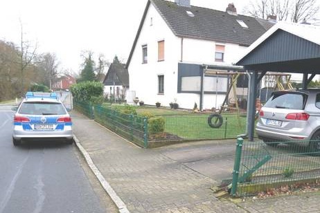 POL-ROW: ++ Gartenzaun nach Unfall beschädigt - Polizei sucht Zeugen ++