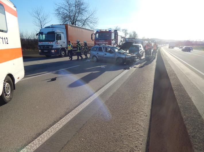 POL-VDKO: Schwerer Verkehrsunfall mit zwei verletzten Personen