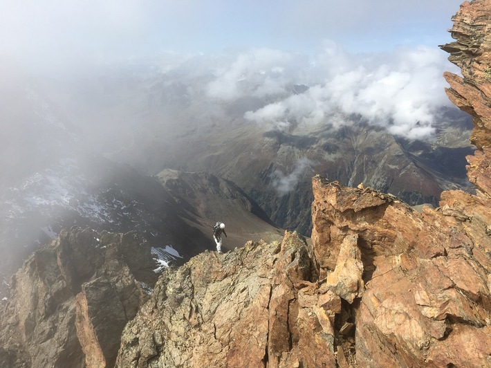 Nach berwinden des Sdost-Grates balanciert ein Heeresbergfhreranwrter dem Gipfel der Bliggspitze in den tztaler Alpen entgegen Weiterer Text ber ots und www.presseportal.de/nr/127975 / Die Verwendung dieses Bildes ist fr redaktionelle Zwecke honorarfrei. Verffentlichung bitte unter Quellenangabe: 