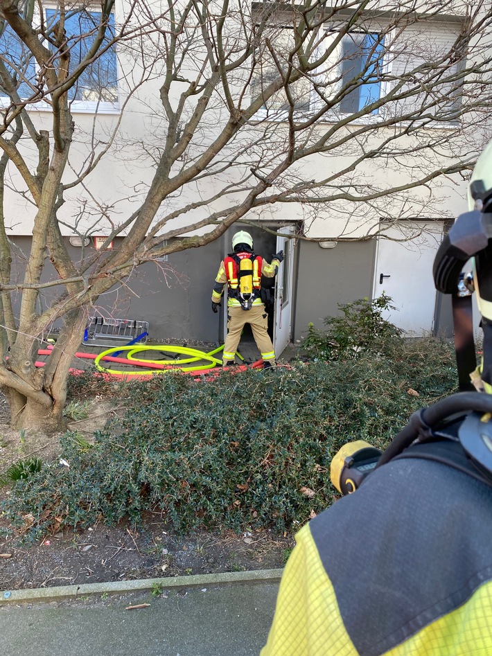 FW Dresden: Kellerbrand in einem Wohnhochhaus