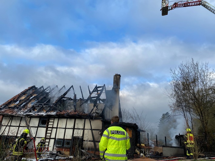 POL-HM: Brand eines Wohnhausanbaus in Brünnighausen