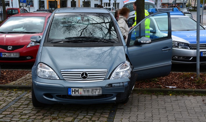 POL-HM: Bremse mit Gas verwechselt - Pkw prallt gegen Baum