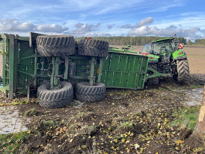 POL-LG: ++ Melbeck - Autofahrer nach Unfall schwer verletzt ++ Weste, OT. Oetzendorf - GPS-Empfänger und Displays entwendet ++ Natendorf - Trecker schlingert, Hänger kippt um - Fahrer leicht verletzt ++