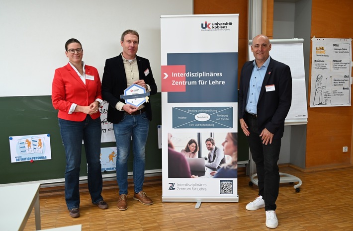 Premiere an der Uni Koblenz: Erstes Kompetenz-Badge für Lehrkompetenzen im Bereich KI verliehen