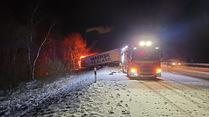 POL-CUX: Sattelzugmaschine gerät nach Verkehrsunfall auf winterglatter Fahrbahn der BAB27 in Brand - Vollsperrung der BAB27 in Richtung Bremen