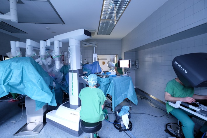 Asklepios präsentiert das OP-Robotersystem "da Vinci"