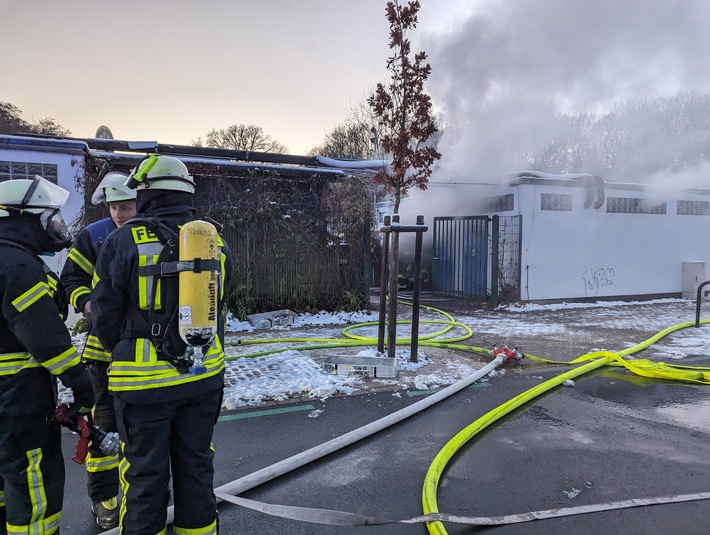 FW-AR: Einsatzkräfte bekämpfen Feuer in Freibad