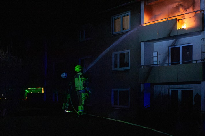 FW-MK: Brennender Balkon in der Nacht auf Mittwoch