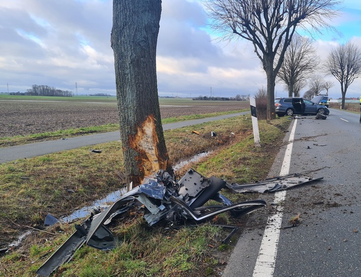 FW Lehrte: Schwerer Verkehrsunfall: Pkw kommt von Fahrbahn ab und prallt gegen Baum