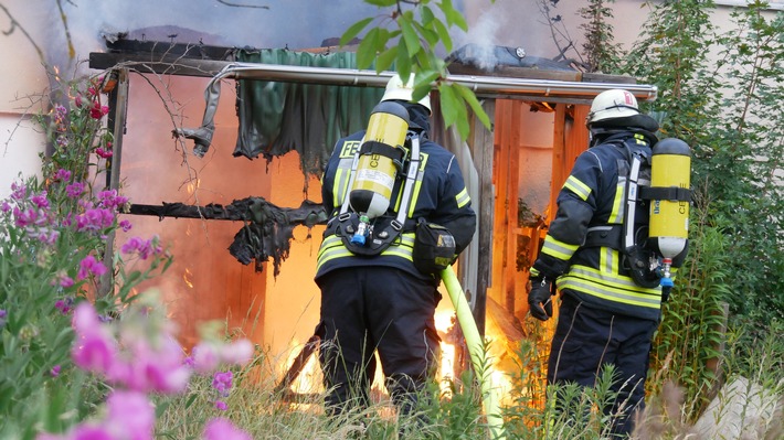 FW Celle: Feuer in Bauhaussiedlung