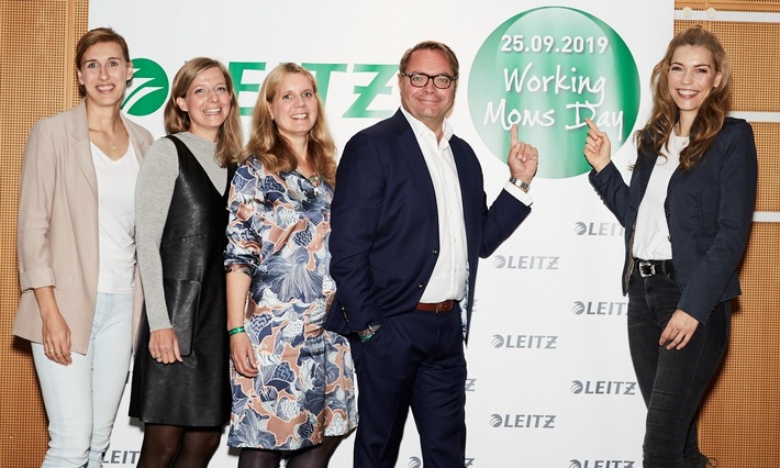 Erster "Working Moms Day" von LEITZ: ein Format gegen den Spagat / LEITZ Working Moms Day:(v.l.n.r.) Anett Szigeti (Diplom-Psychologin), Annette Rompel (Chefredakteurin Working@Office), Wendela Freiesleben (Marketing Director Central Europe), Ard-Jen Spijkveret (Vice President Central Europe), Annett Möller (TV-Moderatorin und Schirmherrin). Weiterer Text über ots und www.presseportal.de/nr/133816 / Die Verwendung dieses Bildes ist für redaktionelle Zwecke honorarfrei. Veröffentlichung bitte unter Quellenangabe: "obs/LEITZ ACCO Brands GmbH & Co KG/Wiebke Pätz"