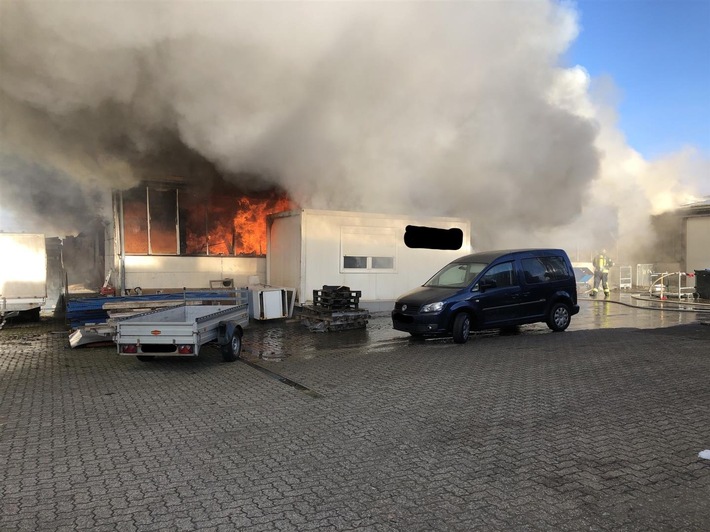 POL-PDPS: Brand einer Produktionshalle eines metallverarbeitenden Betriebs