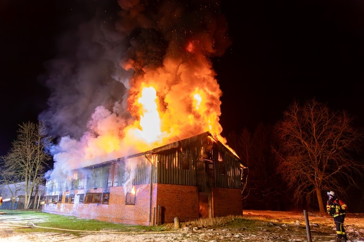 FW-SE: Feuer zerstört Scheune