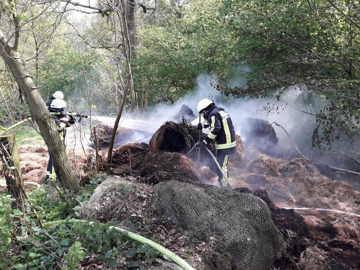 FW-BO: Brennende Strohballen in Bochum Bergen