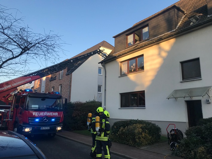 FW-OB: Zwei Katzen aus verrauchter Wohnung gerettet - Rauchmelder verhindert Schlimmeres