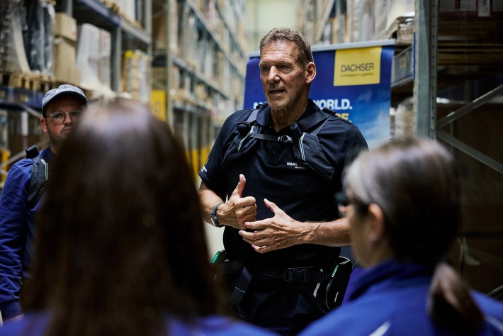 Ralf Moeller testet neues Exoskelett bei DACHSER