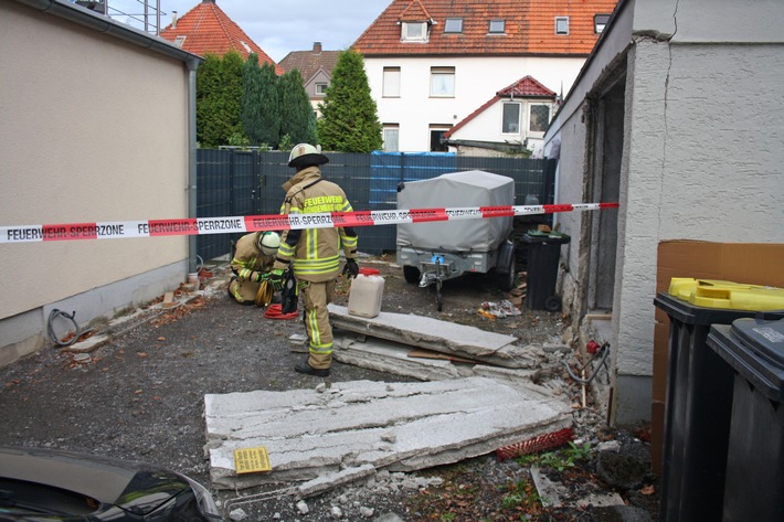 POL-UN: Fröndenberg - Zu stark beschleunigt: Pkw durchbricht Garagenrückwand - 63-Jährige schwer verletzt