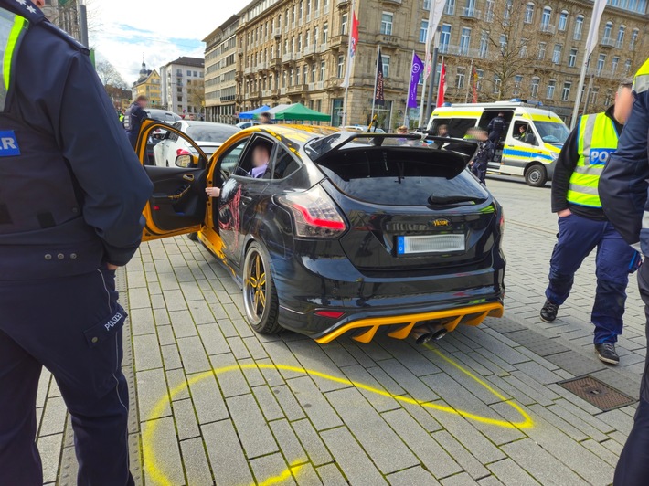 POL-D: &quot;Car-Freitag&quot; - Polizei Düsseldorf zeigt Rot für Raser, Poser und illegales Tuning - Dutzende Fahrzeuge kontrolliert