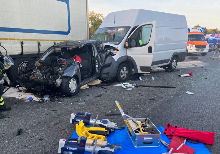 FW Moers: Verkehrsunfall mit eingeklemmten auf der A40 / 6 beteiligte Fahrzeuge / Rettungshubschrauber im Einsatz