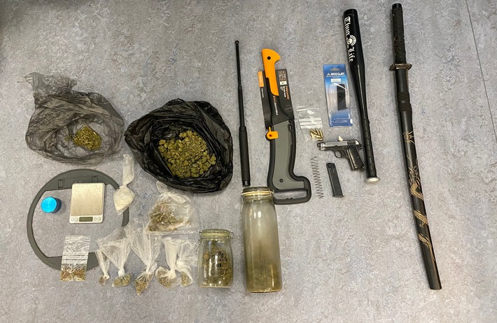 POL-D: Rath: Drogen aus der Wohnung der Freundin heraus verkauft: Polizei nimmt 39-Jährigen vorläufig fest - Waffen und Betäubungsmittel beschlagnahmt