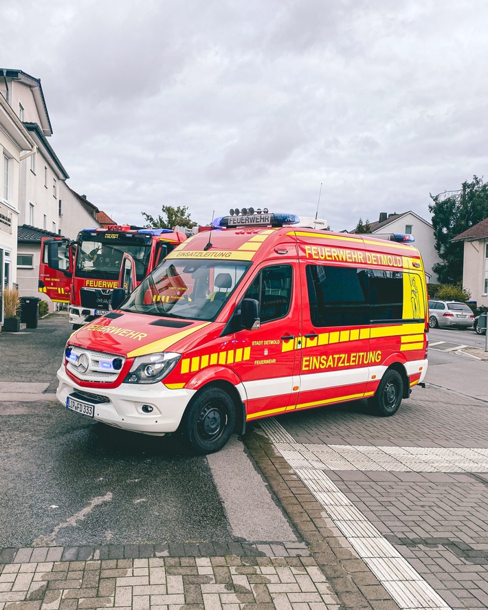 FW-DT: Brand in Ladengeschäft erfolgreich gelöscht, 17 Personen und vier Tiere evakuiert