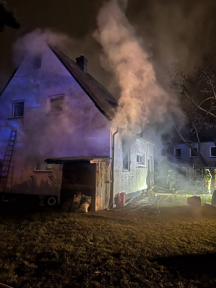 FW-NE: Küchenbrand in Einfamilienhaus | Mehrere Personen betreut