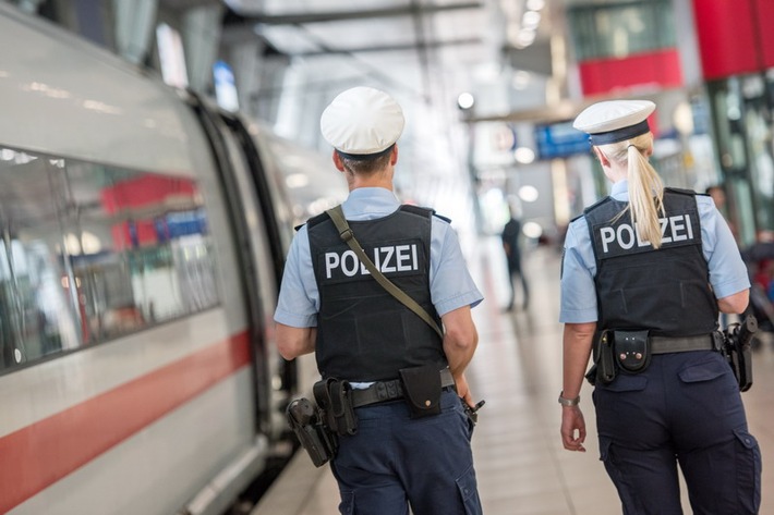 Bundespolizeidirektion München: Untergetauchter Asylbewerber im Zug gestoppt/ Bundespolizei bringt gesuchten Migranten in Haft