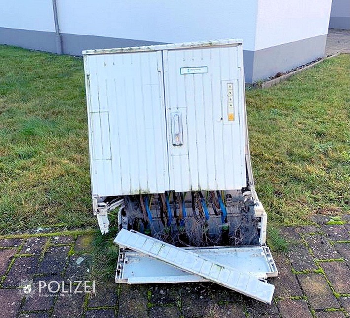 POL-PPWP: Stromkasten und Blumenkübel beschädigt