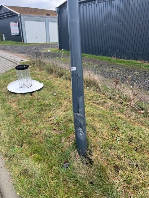 POL-STD: Autofahrer beschädigt Straßenlaterne in Horneburg und flüchtet - Polizei sucht Verursacher und Zeugen, Zweiter Einbruch in Mittelnkirchen, Papiercontainer in Buxtehude angesteckt