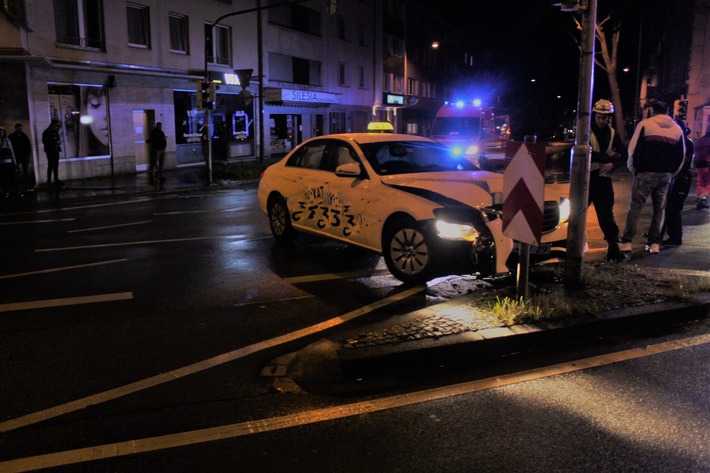 POL-AC: Taxi fährt gegen Ampelmast