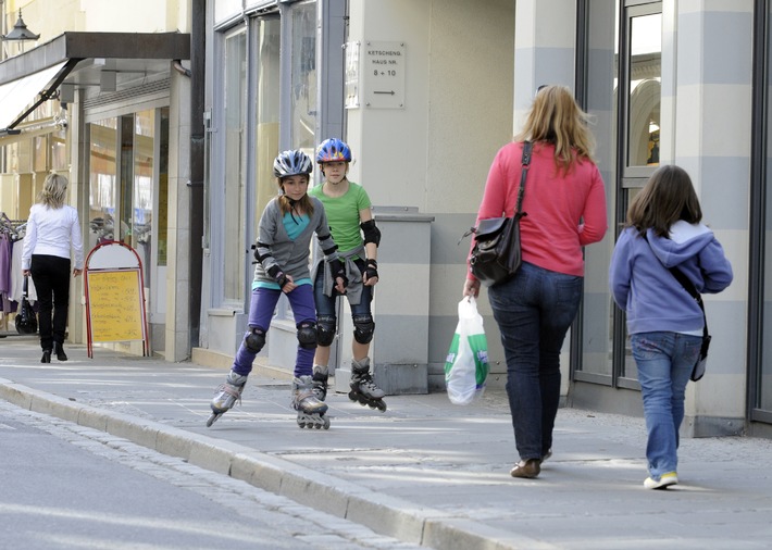 Tipps für den Alltag / Nicht dem Rausch der Geschwindigkeit verfallen /  Neue StVO regelt Verhalten von Inlineskatern und Skateboardern im Fußgängerverkehr (mit Bild)