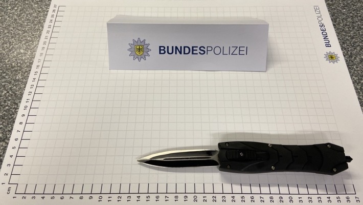 BPOL NRW: Bundespolizei vollstreckt Haftbefehl gegen bewaffneten Mann im Hbf Gelsenkirchen