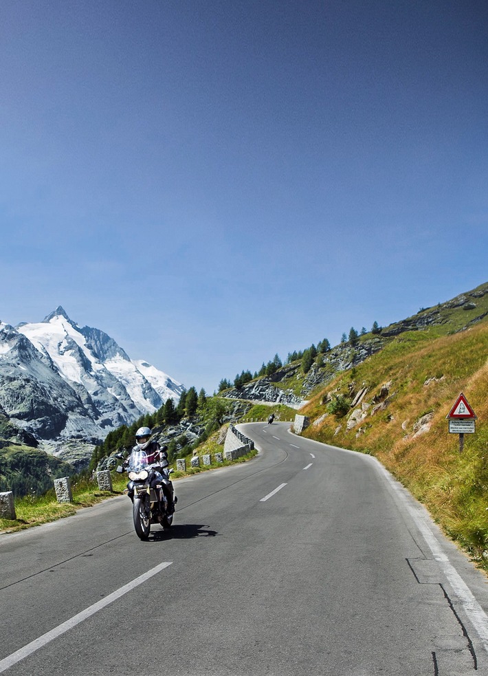 Tipps für Touren auf zwei Rädern: Motorräder zum Mieten beim ADAC / Mietstationen deutschlandweit / ADAC Mitglieder mieten günstiger / Ermäßigte Mauttickets im Vorverkauf für Alpenpässe