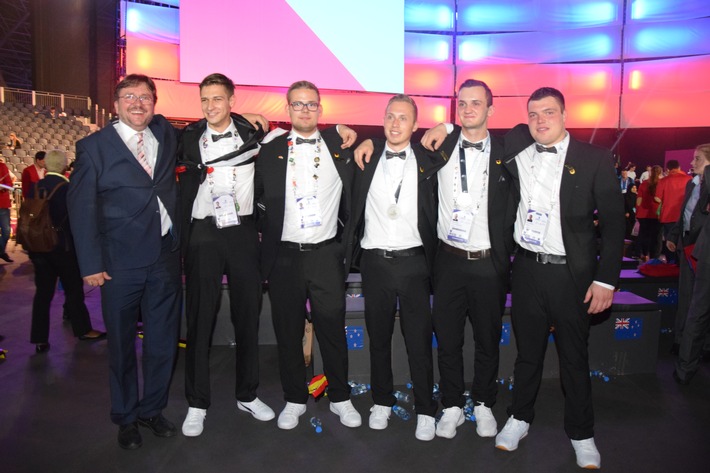 Deutsche Betonbauer holen Silber bei WorldSkills 2017 in Abu Dhabi, 
Teammitglieder mit drei Medallions for Excellence ausgezeichnet